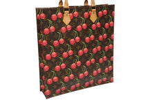 Load image into Gallery viewer, 極美品 LOUIS VUITTON ルイ ヴィトン トートバッグ 村上隆 M95010 サックプラ モノグラムチェリー PVC 2005年 ブラウン 中古 4b011358