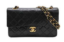Load image into Gallery viewer, 極美品 CHANEL シャネル マトラッセ23 Wフラップ Wチェーンショルダーバッグ 4番台 ラムスキン ココマーク ブラック 中古 4b011577
