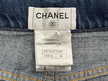 Load image into Gallery viewer, CHANEL シャネル デニムショーツ ショートパンツ P47482V35491 サイズ36 ココマークステッチ インディゴブルー 美品 中古 4b011673