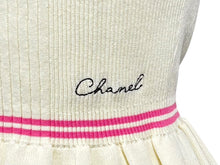 Load image into Gallery viewer, 極美品 CHANEL シャネル タンクトップ ノースリーブ トップス P78699K11361 サイズ34 ココマーク アイボリー ピンク ロゴ刺繍 中古 4b011498