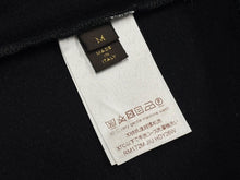 Load image into Gallery viewer, LOUIS VUITTON×FRAGMENT ルイヴィトン×フラグメント ロングスリーブ HDY26WJIU ブラック ホワイト コットン レーヨン サイズM 中古 4b011741