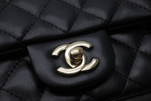 Load image into Gallery viewer, 新品同様 CHANEL シャネル ミニマトラッセ16 Sフラップ Sチェーンショルダーバッグ ランダム番台 ココマーク ラムスキン ブラック 中古 4b011816