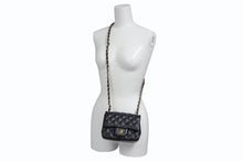 Load image into Gallery viewer, 新品同様 CHANEL シャネル ミニマトラッセ16 Sフラップ Sチェーンショルダーバッグ ランダム番台 ココマーク ラムスキン ブラック 中古 4b011816