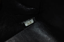 Load image into Gallery viewer, 極美品 CHANEL シャネル マトラッセ25 Wフラップ Wチェーンショルダーバッグ A01164 14番台 ココマーク キャビアスキン ブラック 中古 4b011817