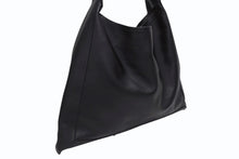 Load image into Gallery viewer, 極美品 BOTTEGAVENETA ボッテガヴェネタ ラージ ホップ ワンショルダーバッグ 803976V4O901019 カーフレザー ブラック 中古 4b011479