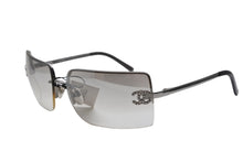 Load image into Gallery viewer, 極美品 CHANEL シャネル ココマーク サングラス メガネ リムレス 4092-B メタル ラインストーン シルバー 62◻︎15 中古 4b009578