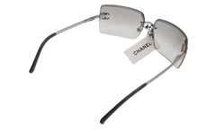 Load image into Gallery viewer, 極美品 CHANEL シャネル ココマーク サングラス メガネ リムレス 4092-B メタル ラインストーン シルバー 62◻︎15 中古 4b009578