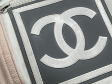 Load image into Gallery viewer, CHANEL シャネル スポーツライン ボアジャケット スキーウェア フード ココマーク ホワイト ピンク ブルー系 良品 中古 4b012097