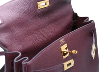 Load image into Gallery viewer, 新品同様品 HERMES エルメス KELLY ケリー25 2WAYハンドバッグ 内縫い トゴ ルージュアッシュゴールド金具 A刻印 4b012348