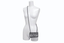 Load image into Gallery viewer, CHANEL シャネル ミニミニマトラッセ14 Sフラップ Sチェーンショルダーバッグ 11番台 ココマーク スパンコール シルバー 美品 中古 4b012253