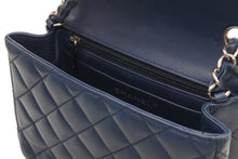 Load image into Gallery viewer, 極美品 CHANEL シャネル ミニマトラッセ16 Sフラップ Sチェーンショルダーバッグ 22番台 ココマーク ラムスキン ネイビー 中古 4b012263