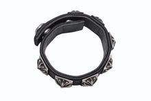 Load image into Gallery viewer, CHROME HEARTS クロムハーツ PYRAMID STUDS ピラミッドスタッズ レザーブレスレット 重量約42.8g シルバー925 ブラック 美品 中古 4b011729