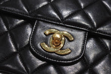 Load image into Gallery viewer, 極美品 CHANEL シャネル Wチェーン マトラッセ 23cm ショルダーバッグ ココマーク 4番台 ラムスキン ブラック ゴールド金具 中古 4b012067