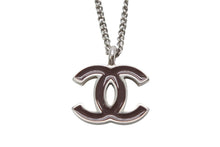 Load image into Gallery viewer, 極美品 CHANEL シャネル ココマーク ネックレス 重量約6.1g 02C刻印 全長約43.5cm メタル シルバー ブラウン 中古 4b011937
