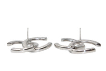 Load image into Gallery viewer, 新品同様品 CHANEL シャネル デカココマーク チェーン柄 ピアス I24C シルバー メタル 重量10.0g 中古 4b011949