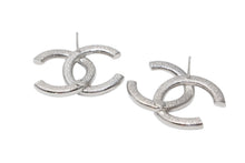 Load image into Gallery viewer, 新品同様品 CHANEL シャネル デカココマーク チェーン柄 ピアス I24C シルバー メタル 重量10.0g 中古 4b011949