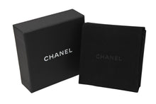 Load image into Gallery viewer, 新品同様品 CHANEL シャネル デカココマーク チェーン柄 ピアス I24C シルバー メタル 重量10.0g 中古 4b011949