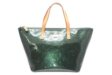 Load image into Gallery viewer, 極美品 LOUIS VUITTON ルイヴィトン ベルヴューGM ハンドバッグ M93673 グリーン モノグラムヴェルニ レザー ゴールド金具 中古 4b013024