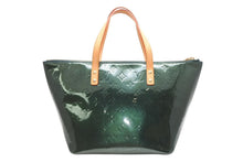 Load image into Gallery viewer, 極美品 LOUIS VUITTON ルイヴィトン ベルヴューGM ハンドバッグ M93673 グリーン モノグラムヴェルニ レザー ゴールド金具 中古 4b013024