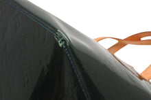 Load image into Gallery viewer, 極美品 LOUIS VUITTON ルイヴィトン ベルヴューGM ハンドバッグ M93673 グリーン モノグラムヴェルニ レザー ゴールド金具 中古 4b013024