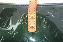 Load image into Gallery viewer, 極美品 LOUIS VUITTON ルイヴィトン ベルヴューGM ハンドバッグ M93673 グリーン モノグラムヴェルニ レザー ゴールド金具 中古 4b013024