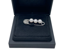 Load image into Gallery viewer, 新品未使用 CHROME HEARTS クロムハーツ × ミキモト MIKIMOTO CHプラス ブローチ PT950 18K 中古 4b012271