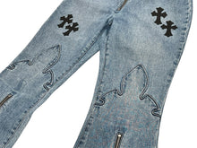 Load image into Gallery viewer, CHROME HEARTS クロムハーツ フレアニー デニムフレアパンツ サイズ30 セメタリークロスパッチ スターパッチ 7パッチ 美品 中古 4b012240