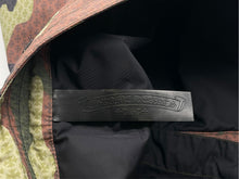 Load image into Gallery viewer, 新品未使用 CHROME HEARTS クロムハーツ スイムショーツ サーフパンツ 水着 サイズ34 クロスボール ボロチップ カモフラ柄 中古 4b012239