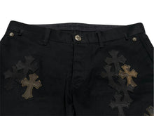 Load image into Gallery viewer, 極美品 CHROME HEARTS クロムハーツ セメタリークロスパッチパンツ サイズ36 40パッチ レザー コットン ブラック カモフラ柄 中古 4b012171