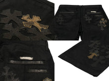 Load image into Gallery viewer, 極美品 CHROME HEARTS クロムハーツ セメタリークロスパッチパンツ サイズ36 40パッチ レザー コットン ブラック カモフラ柄 中古 4b012171