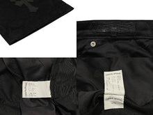 Load image into Gallery viewer, 極美品 CHROME HEARTS クロムハーツ セメタリークロスパッチパンツ サイズ36 40パッチ レザー コットン ブラック カモフラ柄 中古 4b012171