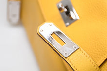Load image into Gallery viewer, 極美品 HERMES エルメス SHOULDER KELLY ショルダーケリー ショルダーバッグ トリヨンクレマンス イエロー シルバー金具 □M刻印 中古 4b012175