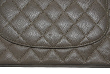 Load image into Gallery viewer, 極美品 CHANEL シャネル マトラッセ25 Wフラップ Wチェーンショルダーバッグ 14番台 ココマーク キャビアスキン グレージュ 中古 4b011860