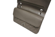 Load image into Gallery viewer, 極美品 CHANEL シャネル マトラッセ25 Wフラップ Wチェーンショルダーバッグ 14番台 ココマーク キャビアスキン グレージュ 中古 4b011860
