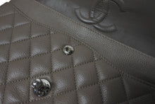 Load image into Gallery viewer, 極美品 CHANEL シャネル マトラッセ25 Wフラップ Wチェーンショルダーバッグ 14番台 ココマーク キャビアスキン グレージュ 中古 4b011860