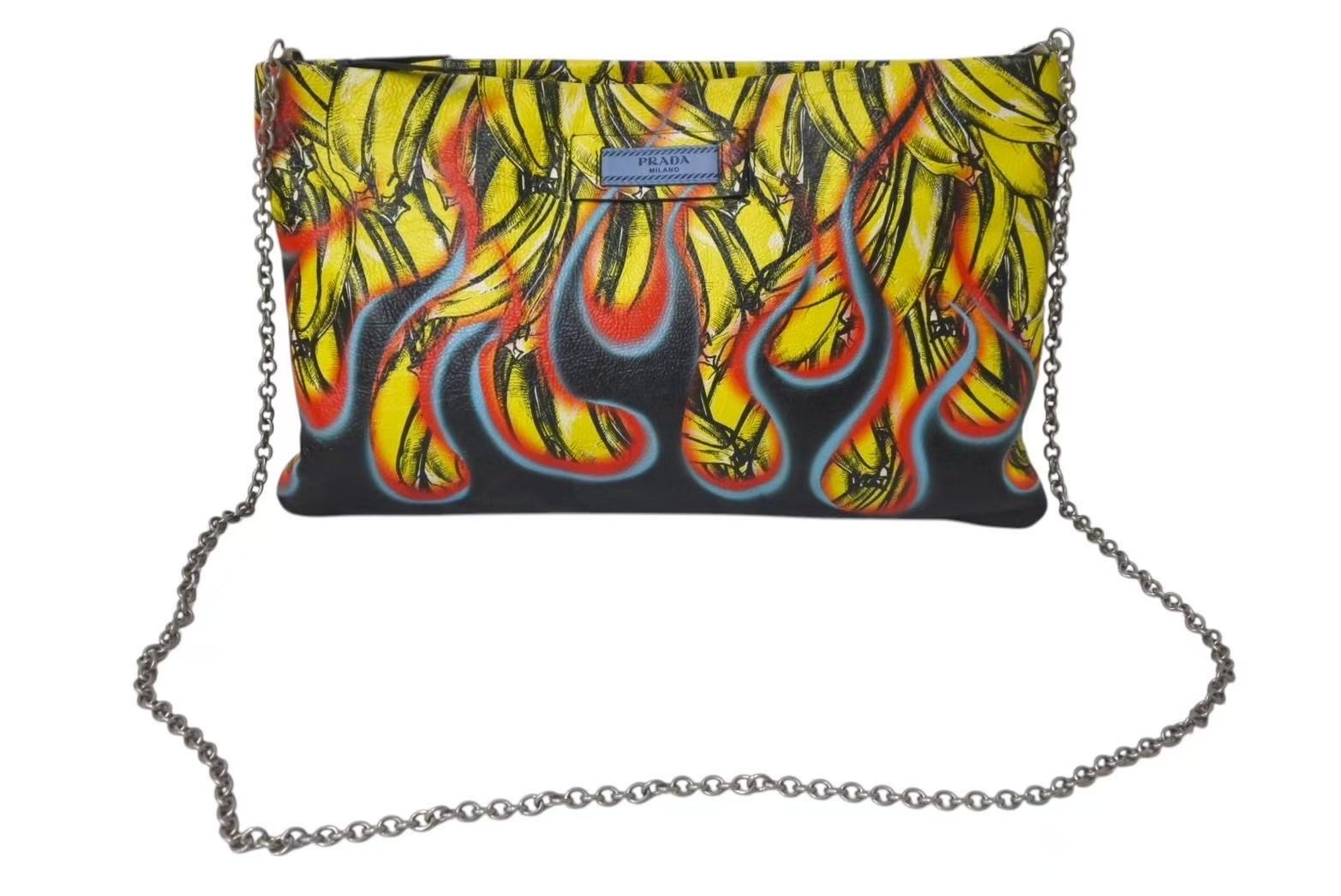 極美品 PRADA プラダ クラッチバッグ ファイヤーパターン バナナ 極美品 PRADA プラダ クラッチバッグ ファイヤーパターン バナナ