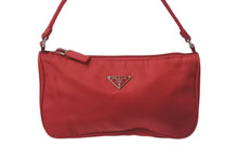 画像をギャラリービューアに読み込む, PRADA プラダ アクセサリーポーチ トライアングルロゴ 三角ロゴプレート ナイロン レッド シルバー金具 美品 中古 4b001233