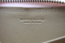 Load image into Gallery viewer, 極美品 Bottega Veneta ボッテガヴェネタ コインケース イントレチャート イタリア製 レザー ピンク ゴールド金具 中古 4b011880