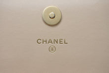Load image into Gallery viewer, 極美品 CHANEL シャネル フォンホルダー フォンポーチ AP1773 30番台 ココマーク ラムスキン キルティング ベージュ 中古 4b011912