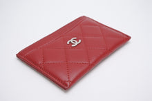 Load image into Gallery viewer, 極美品 CHANEL シャネル カードケース A31510 16番台 ココマーク キルティング ラムスキン レッド シルバー 中古 4b013434