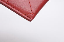 Load image into Gallery viewer, 極美品 CHANEL シャネル カードケース A31510 16番台 ココマーク キルティング ラムスキン レッド シルバー 中古 4b013434