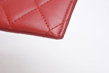 Load image into Gallery viewer, 極美品 CHANEL シャネル カードケース A31510 16番台 ココマーク キルティング ラムスキン レッド シルバー 中古 4b013434
