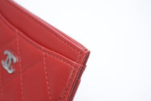 Load image into Gallery viewer, 極美品 CHANEL シャネル カードケース A31510 16番台 ココマーク キルティング ラムスキン レッド シルバー 中古 4b013434