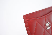 Load image into Gallery viewer, 極美品 CHANEL シャネル カードケース A31510 16番台 ココマーク キルティング ラムスキン レッド シルバー 中古 4b013434