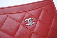 Load image into Gallery viewer, 極美品 CHANEL シャネル カードケース A31510 16番台 ココマーク キルティング ラムスキン レッド シルバー 中古 4b013434