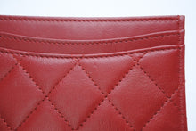 Load image into Gallery viewer, 極美品 CHANEL シャネル カードケース A31510 16番台 ココマーク キルティング ラムスキン レッド シルバー 中古 4b013434