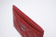 Load image into Gallery viewer, 極美品 CHANEL シャネル カードケース A31510 16番台 ココマーク キルティング ラムスキン レッド シルバー 中古 4b013434