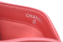 Load image into Gallery viewer, 極美品 CHANEL シャネル カードケース A31510 16番台 ココマーク キルティング ラムスキン レッド シルバー 中古 4b013434