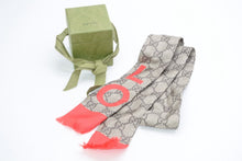 Load image into Gallery viewer, 新品同様品 GUCCI グッチ バレンタイン限定 ネックボウ GGシルクツイル LOVE スカーフ ゴールド レッド シルク 中古 4b012385