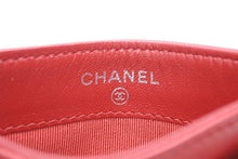 Load image into Gallery viewer, 極美品 CHANEL シャネル カードケース A31510 16番台 ココマーク キルティング ラムスキン レッド シルバー 中古 4b013434